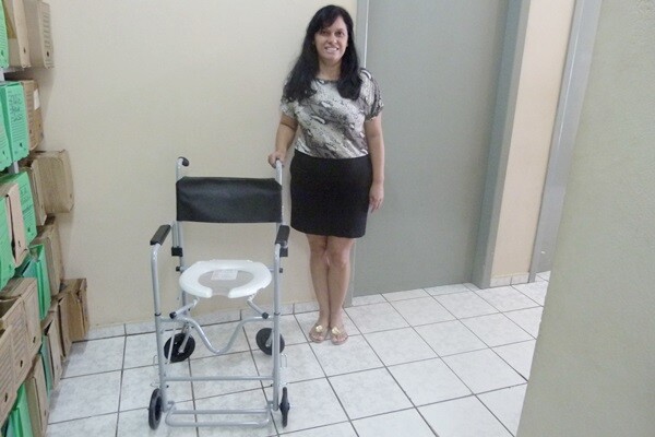 secretaria-de-saude-angaria-cadeira-de-rodas-e-higienizacao-para-paciente